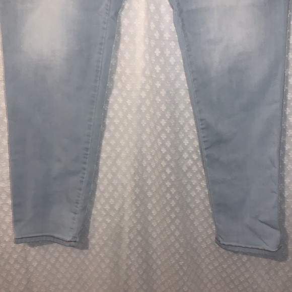 FASHION NOVA LIGHT WASH JEANS - Picture 3 of 4